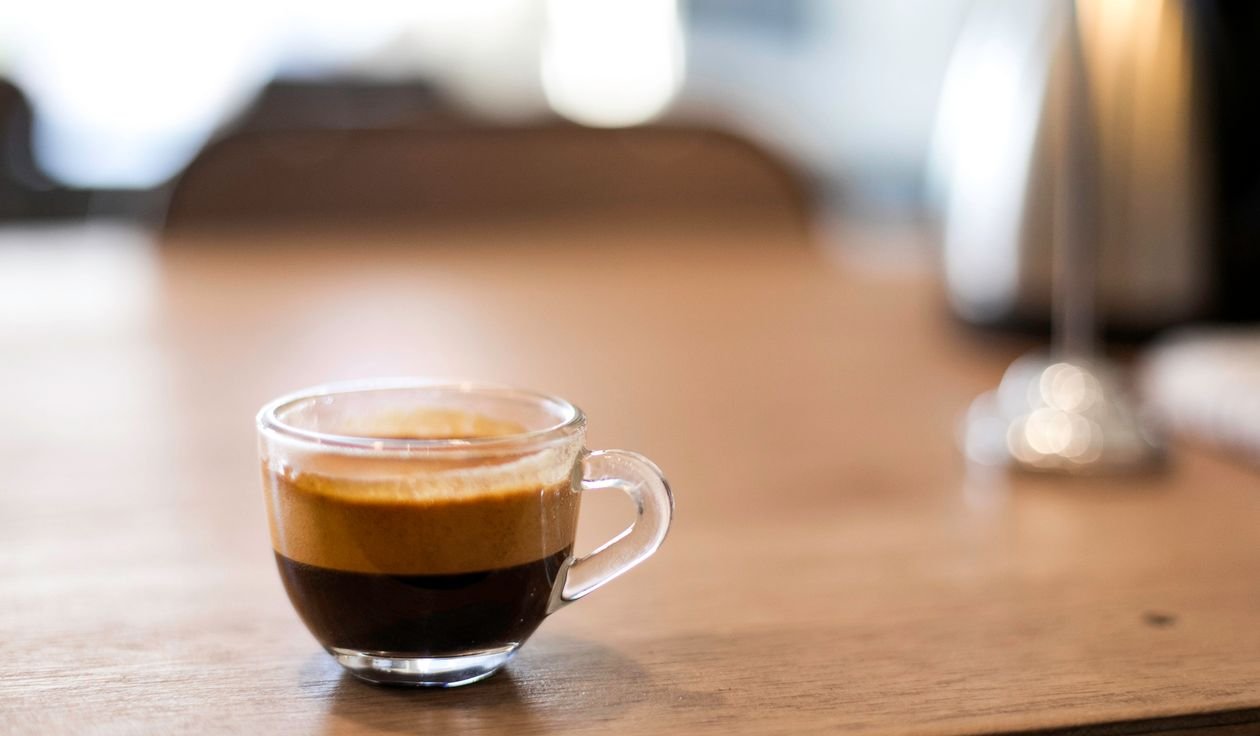 Tazzina di caffè espresso su un tavolo di legno