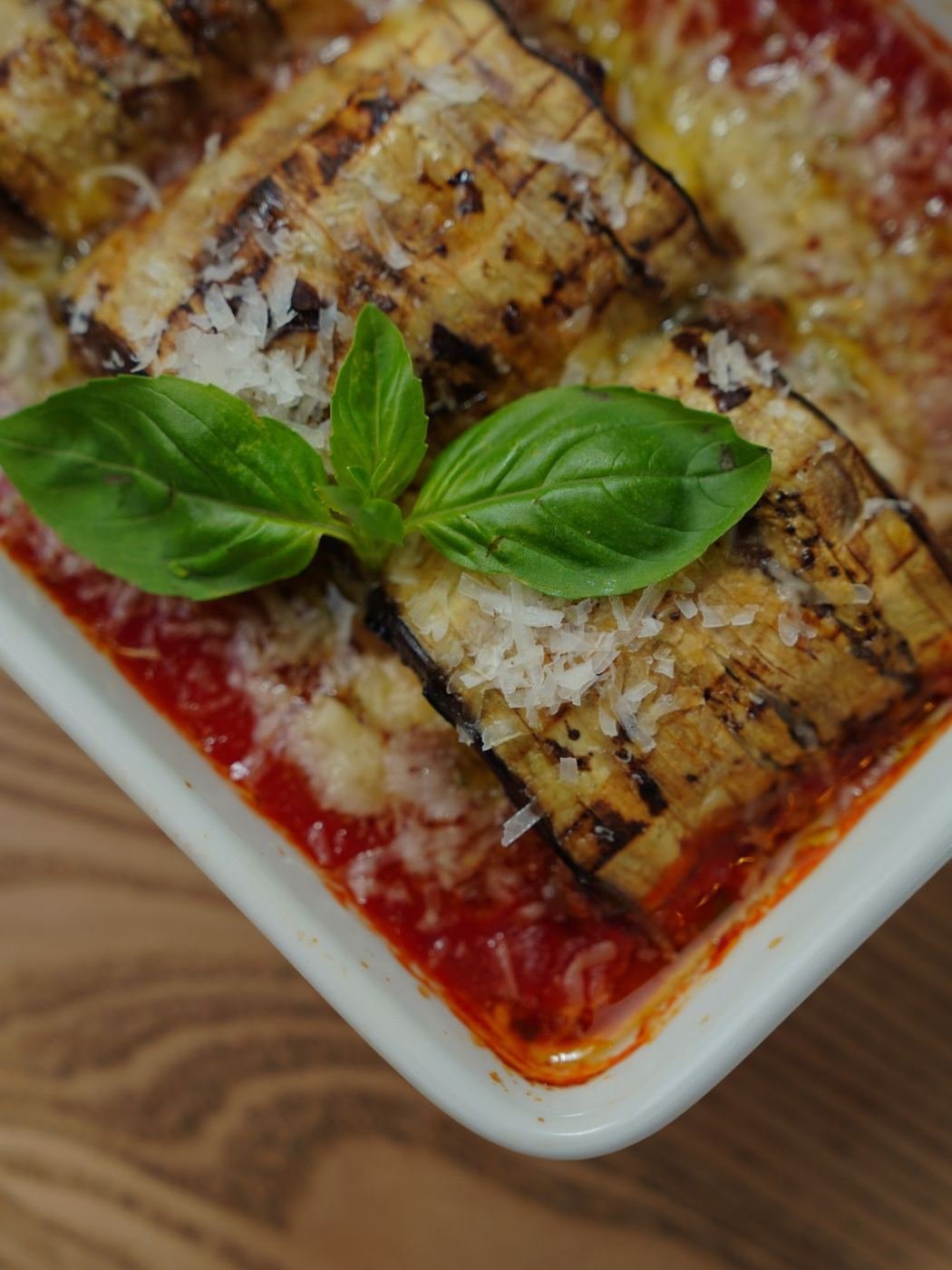 Piatto di parmigiana con basilico fresco