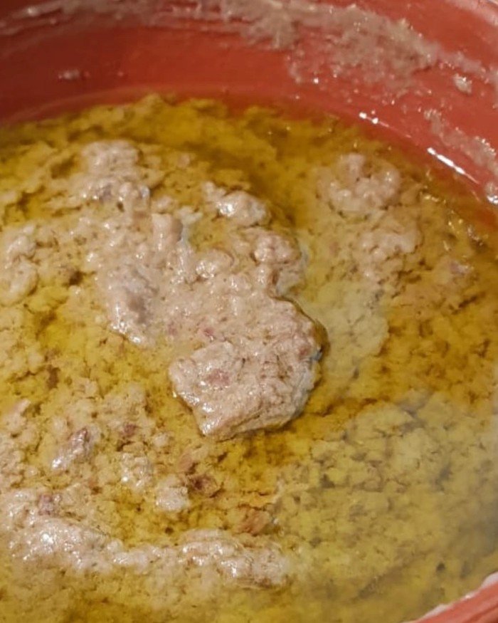 Bagna cauda nel tegame, con l'olio che affiora