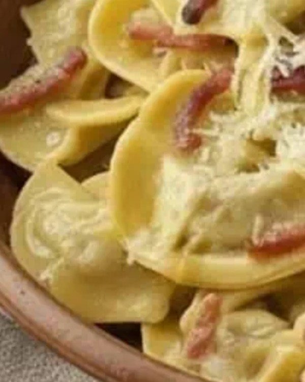 Casoncelli conditi nella ciotola di terracotta, con pancetta e grana