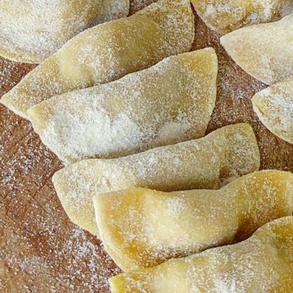 Casoncelli infarinati sul tagliere di legno