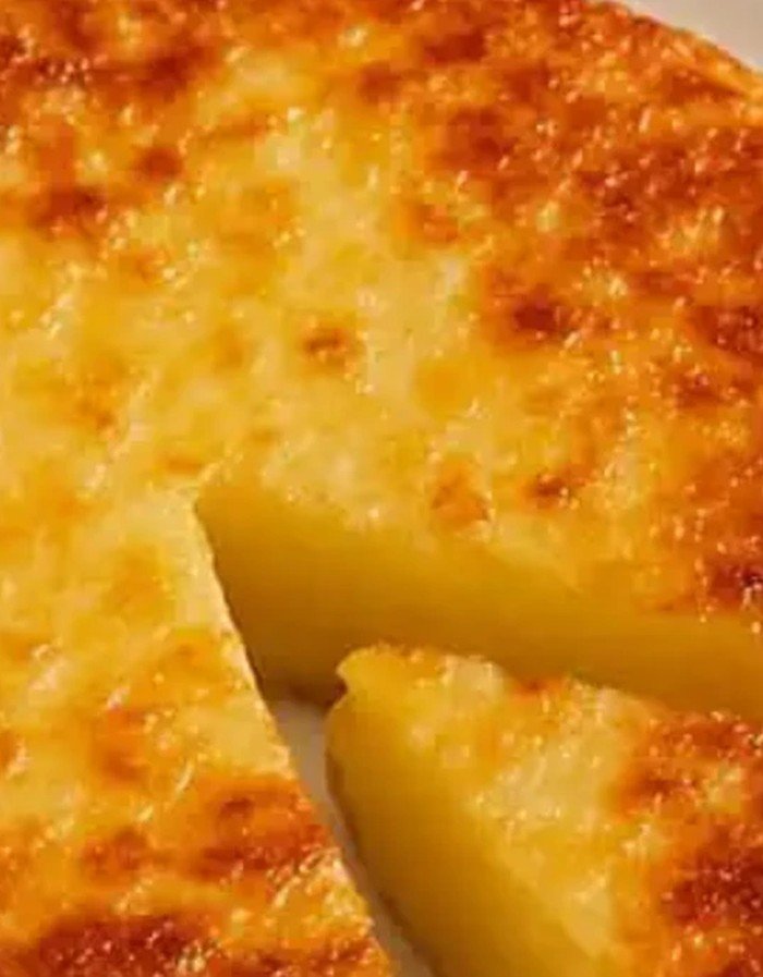 Frico con una fetta già tagliata, che mostra l'interno