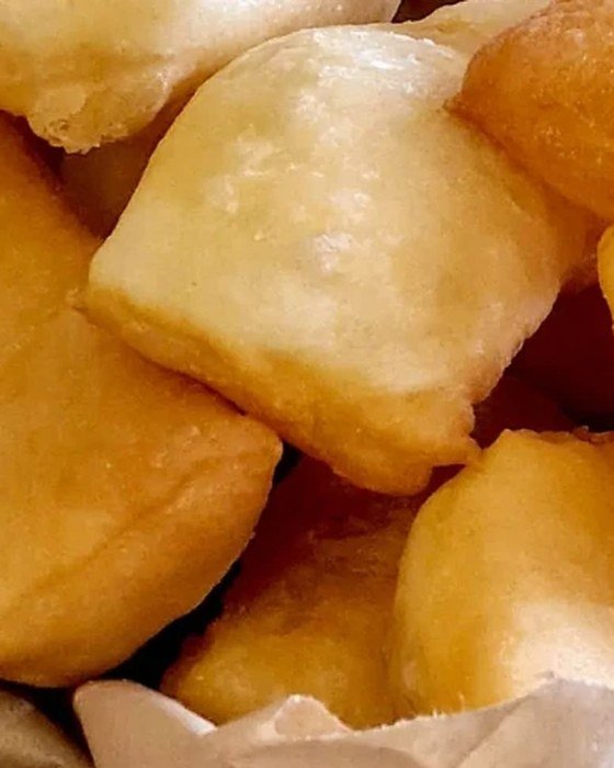 Gnocco fritto ancora caldo nella carta del cestino