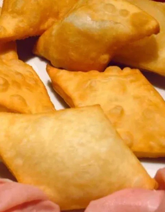 Gnocco fritto servito con prosciutto crudo e mortadella