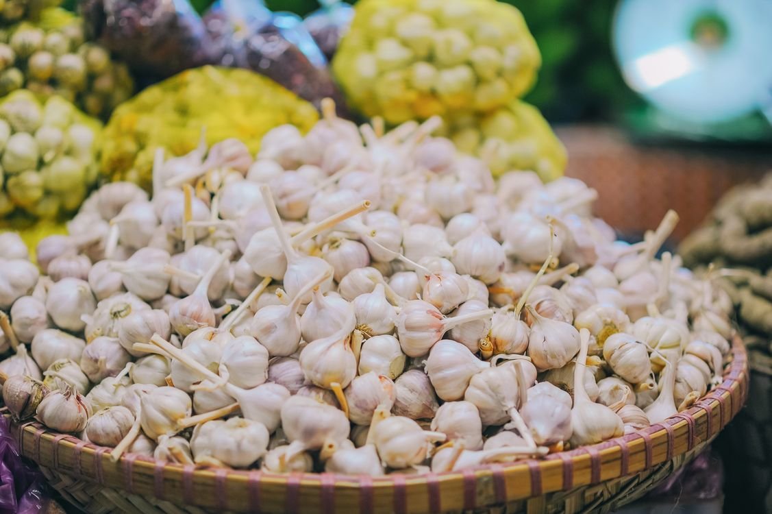 Cesto di teste d'aglio al mercato