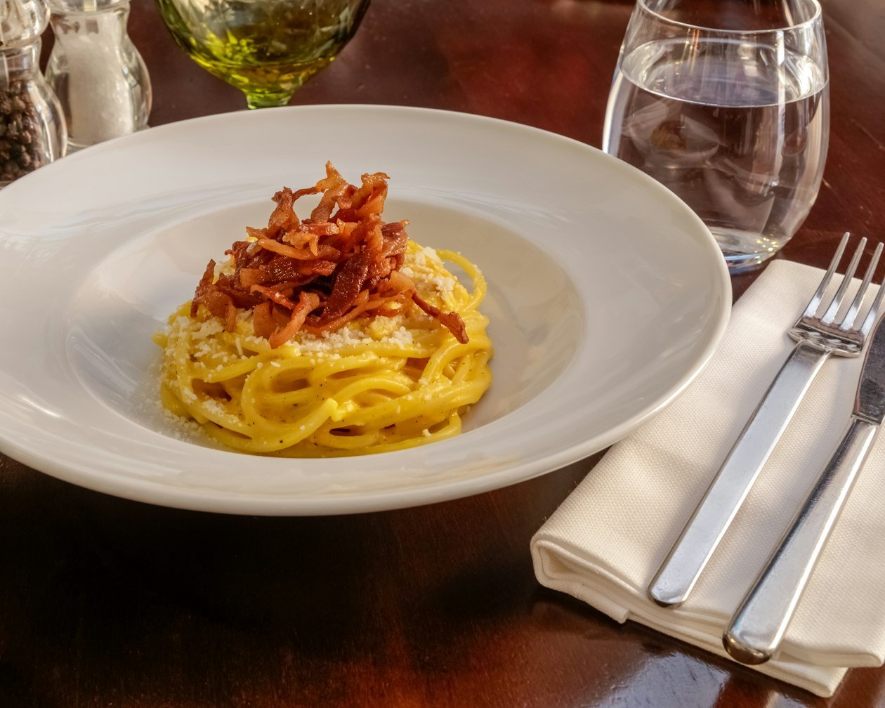 Pasta alla carbonara impiattata con guanciale croccante