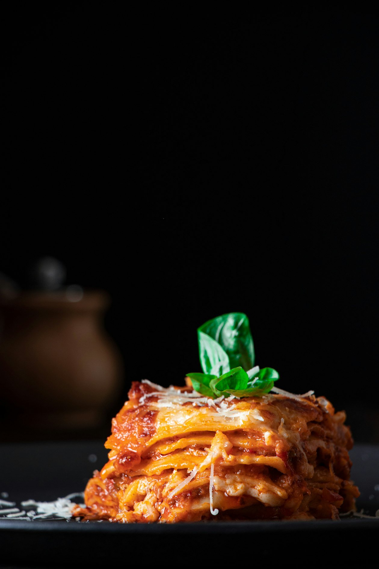 Porzione di lasagna con besciamella e ragù
