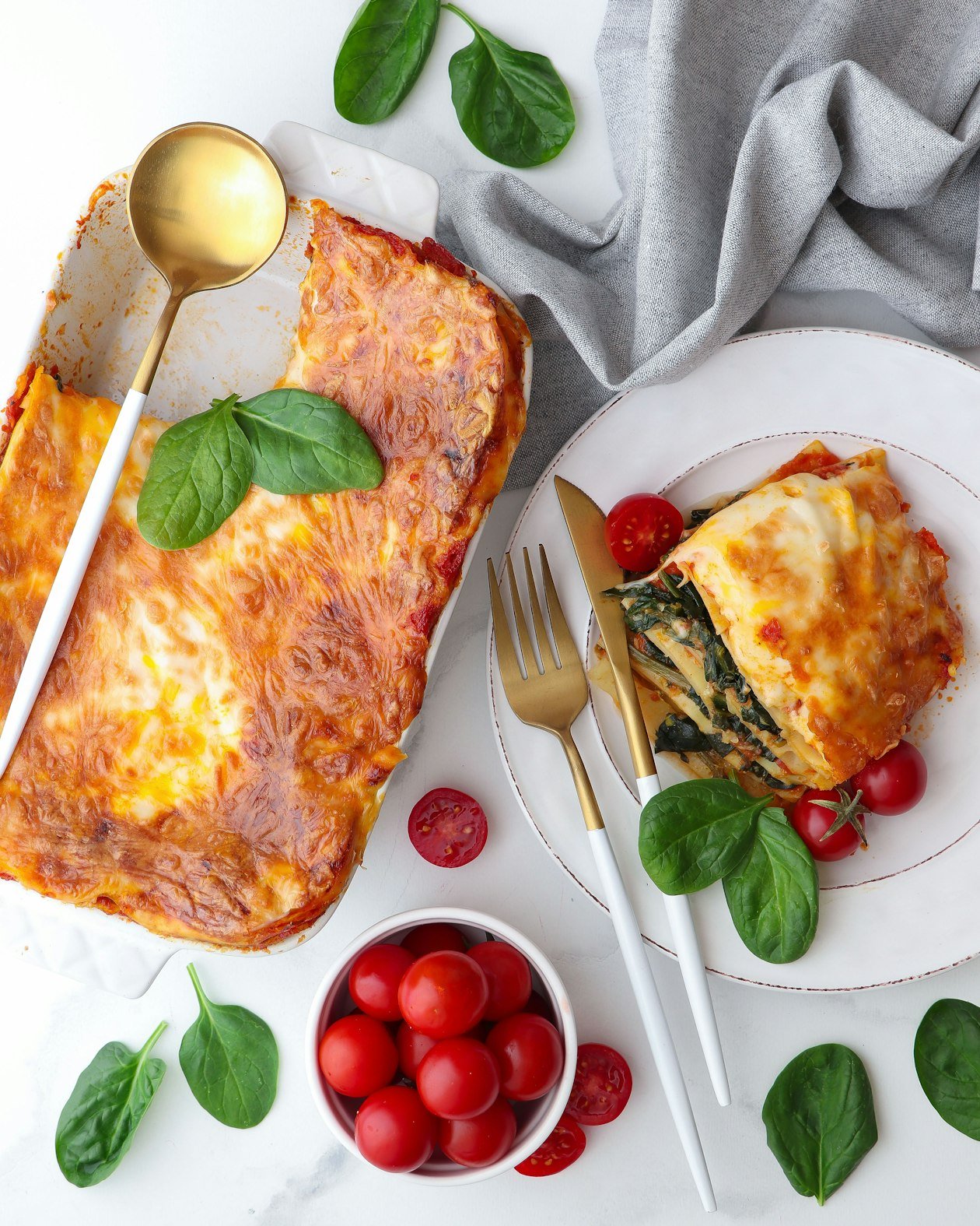 Piatto di lasagna servita con basilico