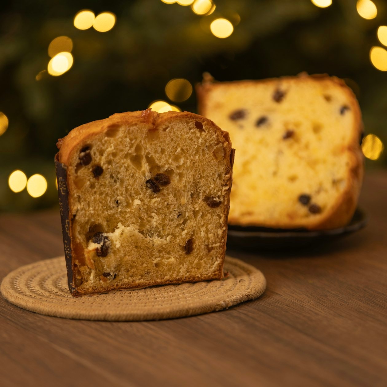 Fetta di panettone con canditi e uvetta