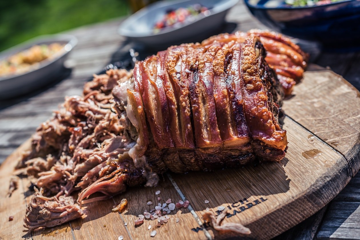 Porchetta affettata su tagliere di legno