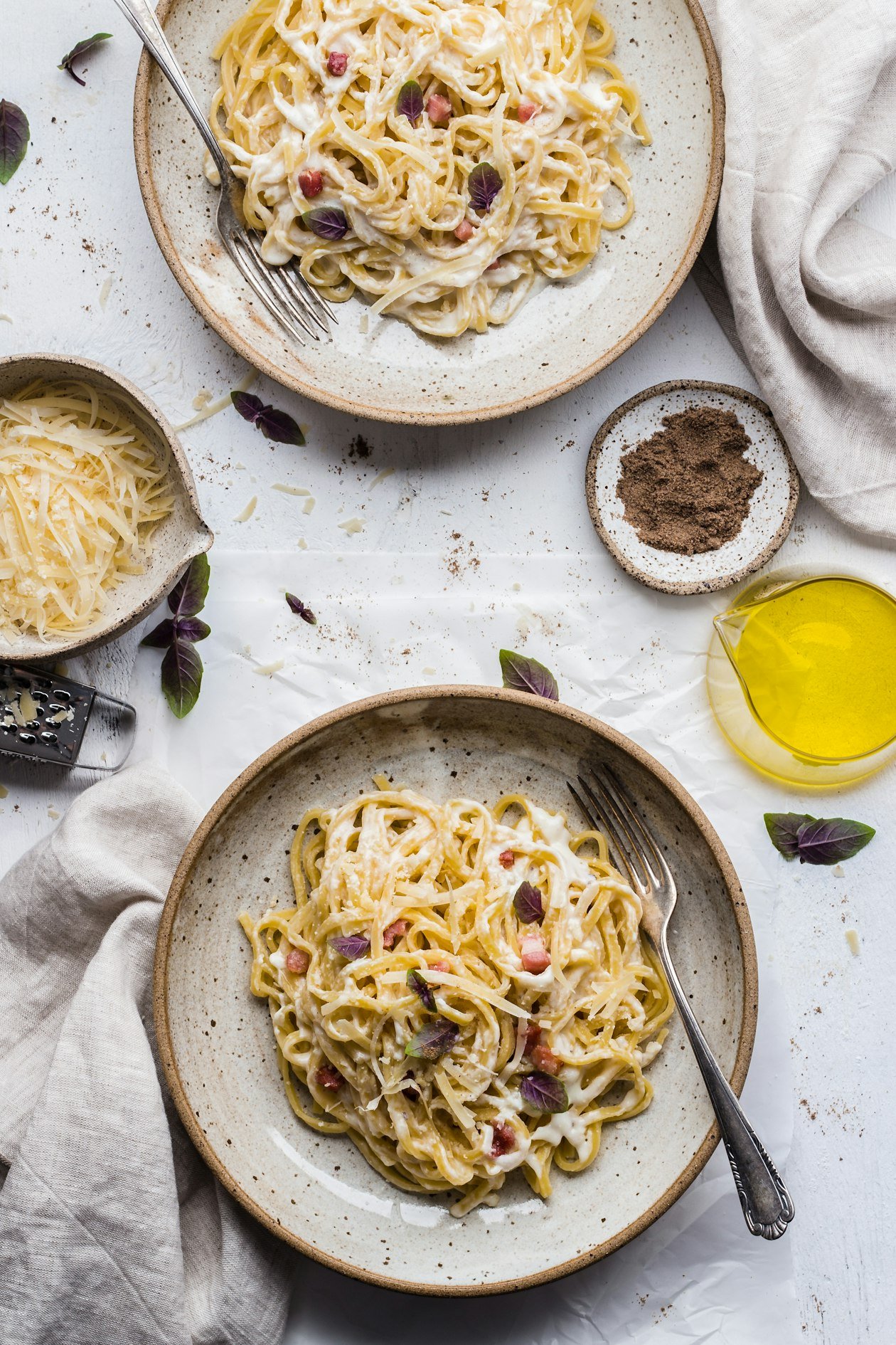 Spaghetti alla carbonara in primo piano con forchetta