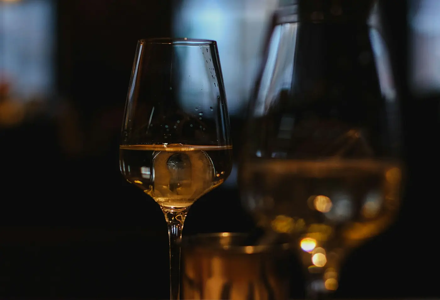 Bicchieri con vino ambrato in controluce