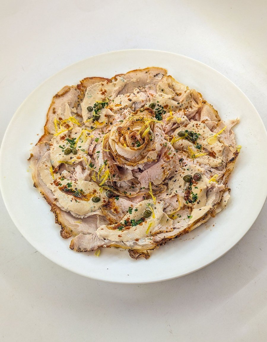 Piatto da portata di vitello tonnato con capperi, prezzemolo e scorza di limone